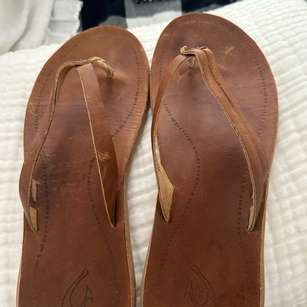 OluKai Brown Leather Sandals Classic Thong Design